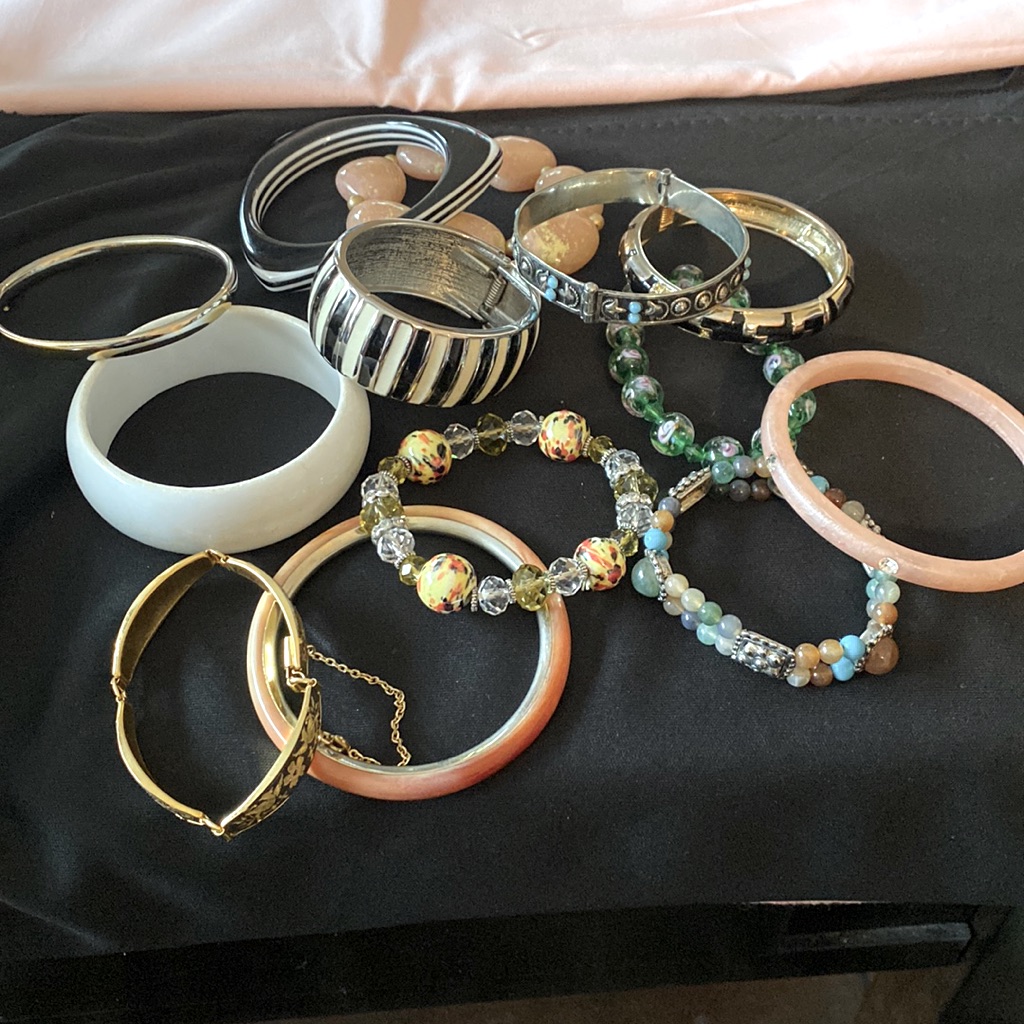 15 Assorted Bracelets Metal Hinged Stretch Plastic 12$